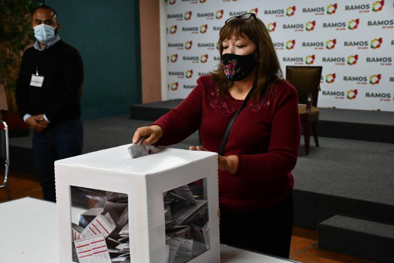 Maestros jubilados en Ramos emiten su voto para renovar dirigencia de Sección 5 