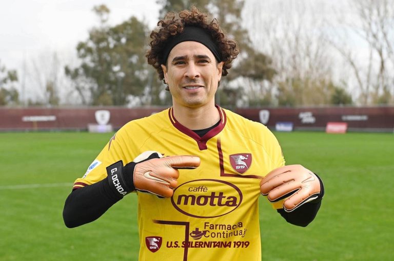 Memo Ochoa regresa al fútbol europeo; es el portero del US Salernitana