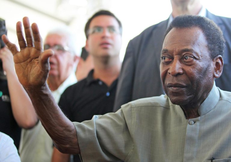 Pelé continúa su recuperación con una “mejora progresiva”, según sus médico