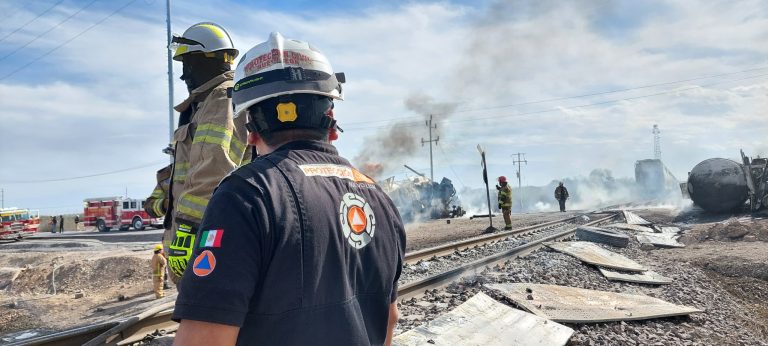 Pipa con diésel se incendia tras ser impactada por un tren en NL