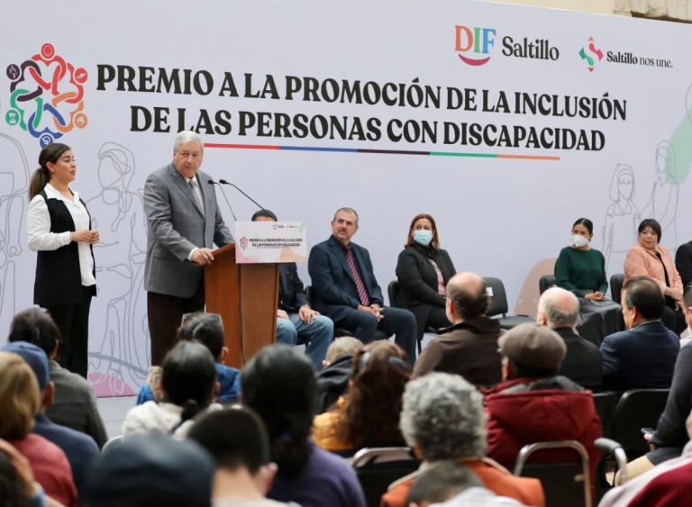 Premia Chema Fraustro lucha por la inclusión de personas con discapacidad