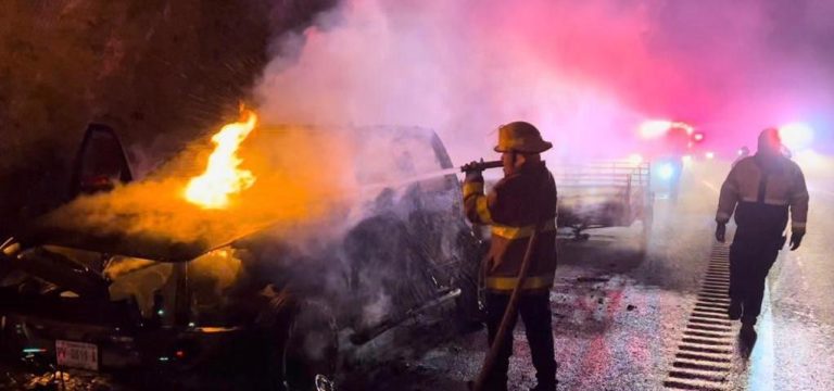 Se incendian vehículos en Los Chorros; atiende Bomberos Arteaga