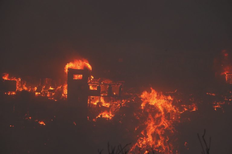 Confirman dos personas fallecidas por incendios en Viña del Mar, en Chile; hay entre 200 y 500 casas afectadas