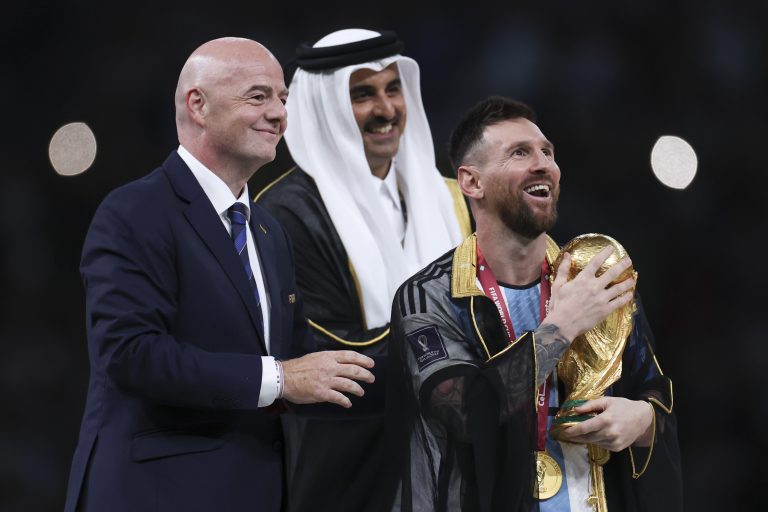 El precio de la capa que le pusieron a Messi para recibir la Copa