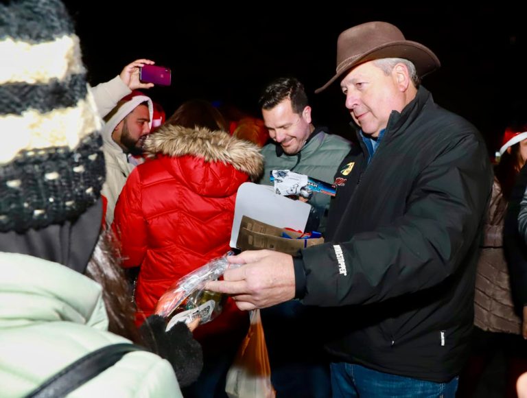 Encabeza alcalde Chema Fraustro caravana navideña con policías municipales