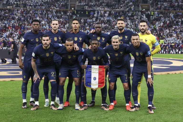 Federación francesa denunciará insultos racistas en redes a sus futbolistas