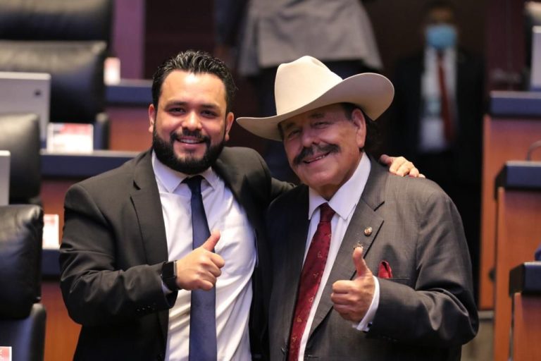 Felicita Alberto Hurtado al senador Armando Guadiana por su triunfo como Coordinador de los Comités de la 4T