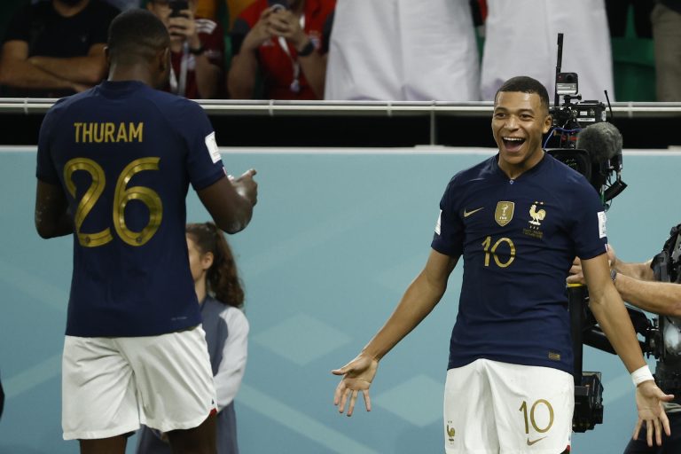 Giroud y Mbappé dinamitan a Polonia y avanza Francia a cuartos