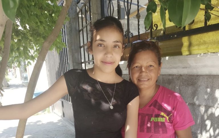 Johana sufre de tumores en su cadera, su familia requiere el apoyo de todos 