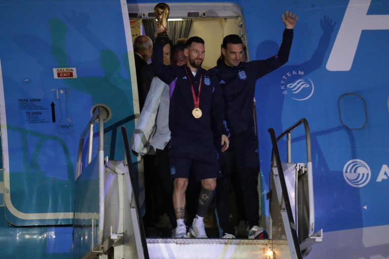 La Selección de Argentina llega a casa en medio de un multitudinario recibimiento