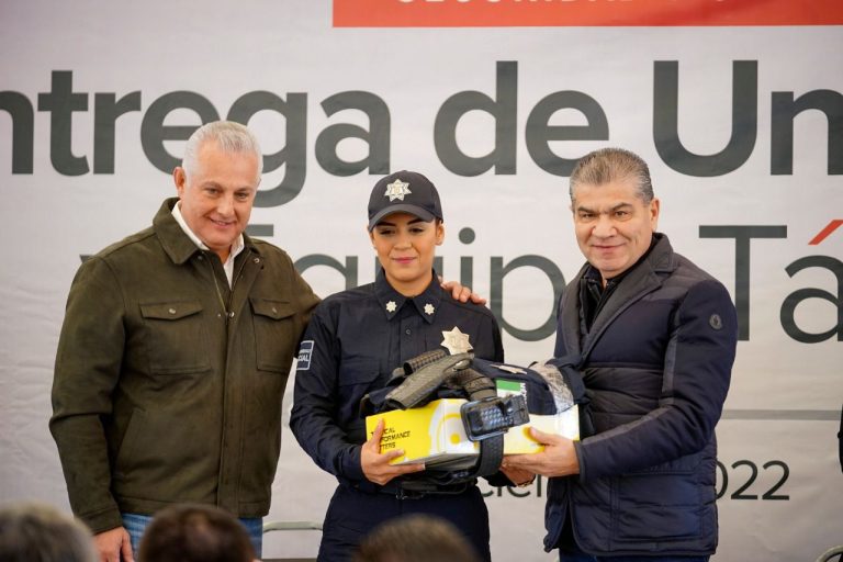 Miguel Riquelme y Román Cepeda entregan equipo a elementos de seguridad pública de Torreón