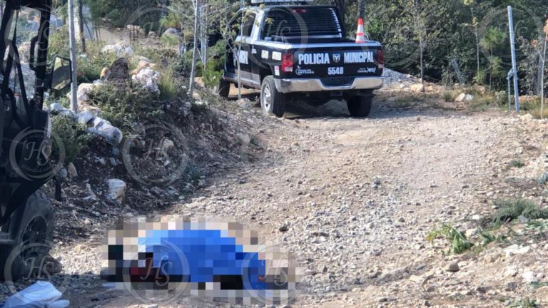 Muere mujer al volcar su razer en Arteaga