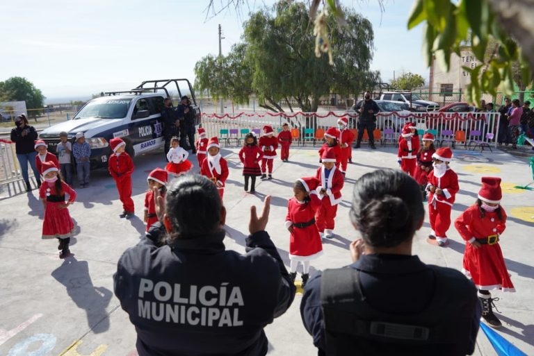 Policías de Ramos Arizpe celebran la navidad con la niñez del campo