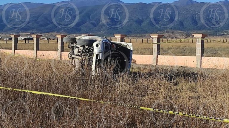 Vuelca familia en la carretera a San Antonio; el conductor perdió la vida