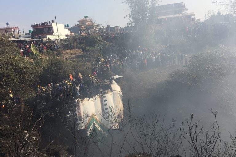 Mueren al menos 68 en accidente aéreo en Nepal