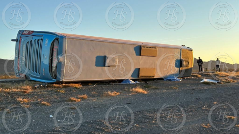 Mueren cuatro personas en volcadura sobre la autopista Saltillo-Torreón