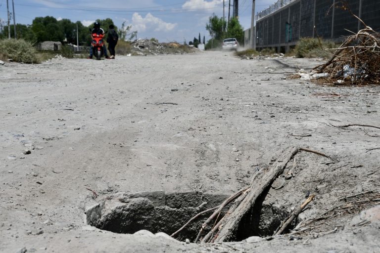 Alcantarillado sin protección cerca de vías férreas representa riesgo para peatones 