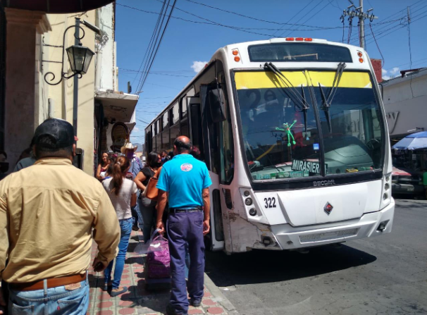 Ante falta de combis, eligen saltillenses ‘taxi colectivo’