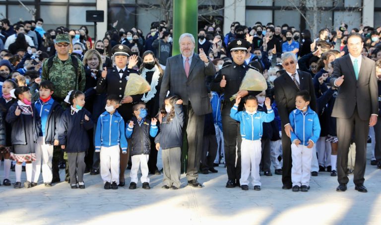 Celebran Chema Fraustro y estudiantes el Día del Policía Saltillense