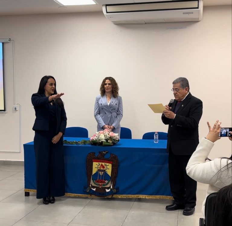 Como nueva directora de la Preparatoria Venustiano Carranza de la UAdeC toma protesta la MC Jessica Zapata Escalera