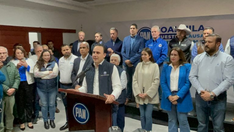 Es un día histórico para Coahuila, dice Manolo al registrarse como precandidato del PAN a la gubernatura