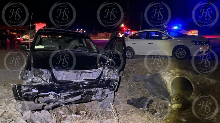 Intenta rebasar y choca de frente contra una camioneta