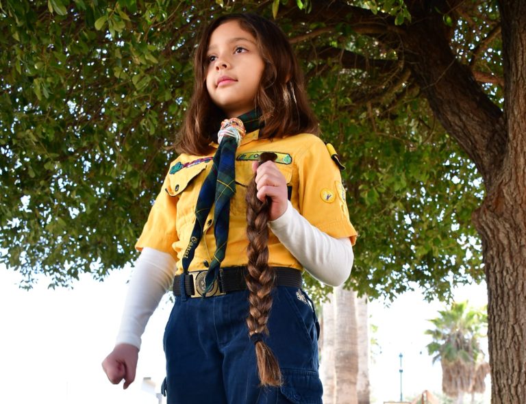 Niña scout busca donadores de cabello para apoyar a personas con cáncer 