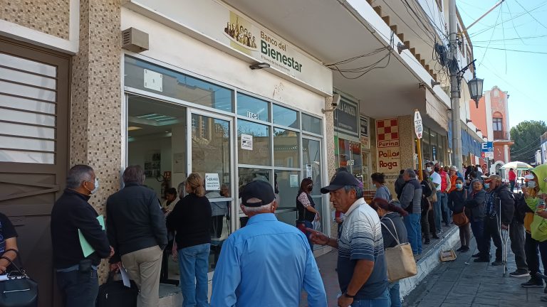 Abarrotan sucursal del Banco del Bienestar en el centro de Saltillo por entrega de tarjetas del Bienestar