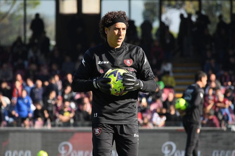 Amargo debut de Memo Ochoa en el Salernitana, recibió 2 goles en 5 minutos