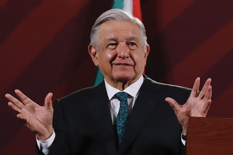 Ayudar a los pobres es un asunto de estrategia política: AMLO