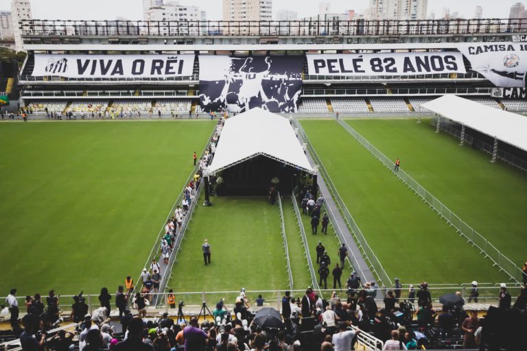 Brasil da el último adiós a Pelé en el estadio del Santos FC equipo en el que militó