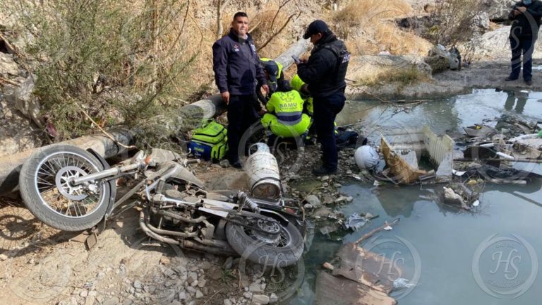 Cae motociclista al fondo de un arroyo con todo y un tanque de gas