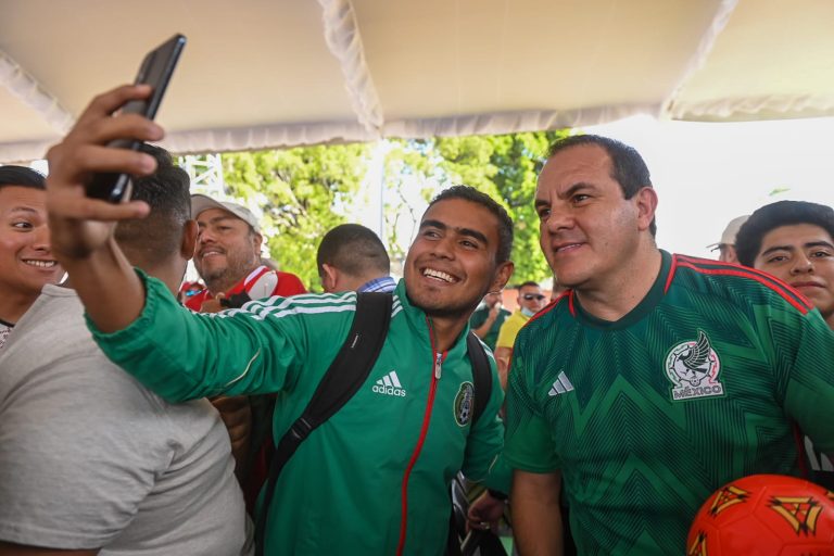 Cuauhtémoc Blanco alza la mano para dirigir a la Selección Mexicana