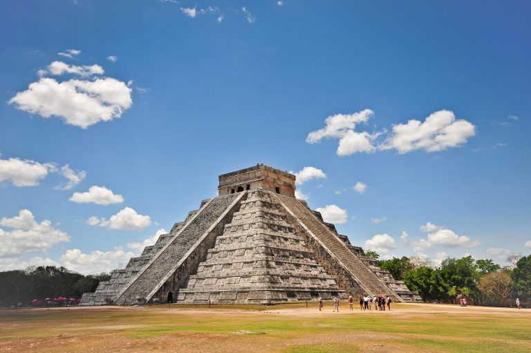 Ejidatarios y artesanos bloquean Chichén Itzá a turistas por protesta