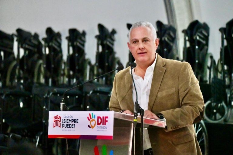 El alcalde de Torreón, Román Alberto Cepeda González, entrega 300 sillas de ruedas