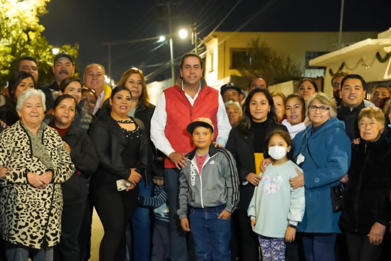 Entrega Chema Morales segunda etapa de iluminación en el Centro Histórico de Ramos Arizpe