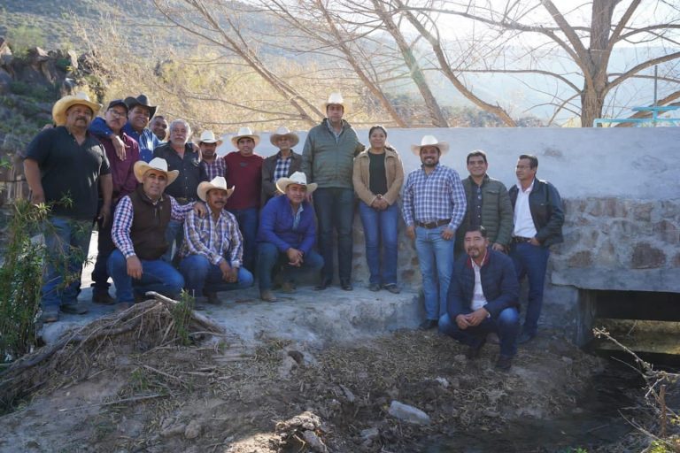 Entrega Chema Morales el programa Tú Eliges en la congregación “El Realito”