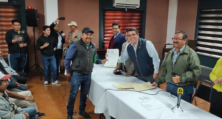 Entregan concesiones a taxistas de Ramos Arizpe