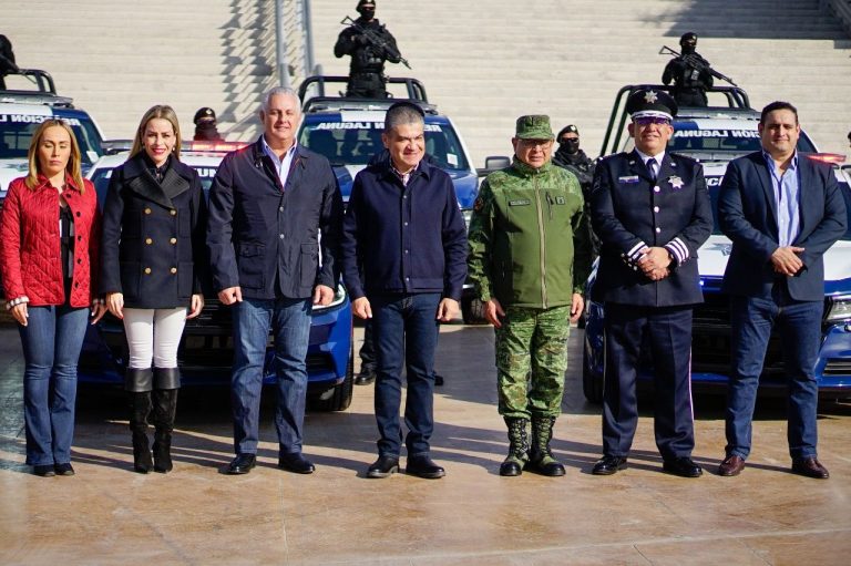 Entregan Miguel Riquelme y Román Cepeda patrullas a la policía de Torreón