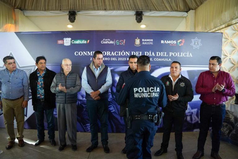 Festeja Chema Morales a policías de Ramos Arizpe con entrega de equipo