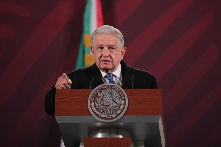 Gobierno podría transferir deuda de Pemex a Hacienda: AMLO