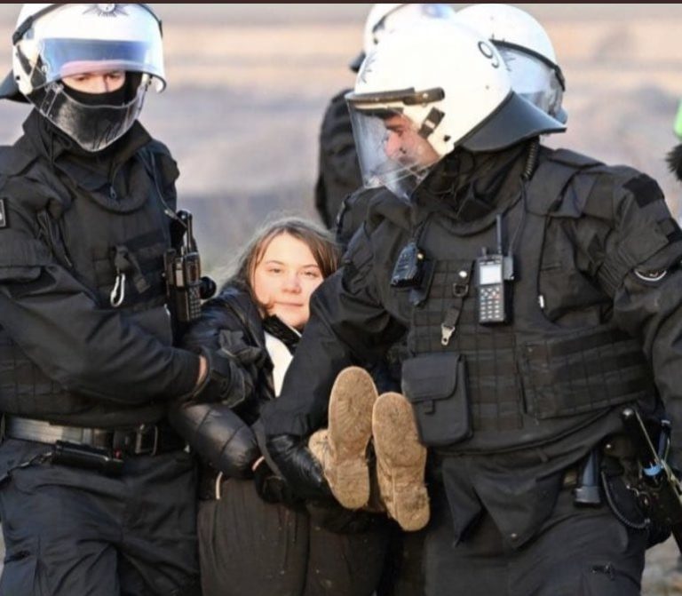 Greta Thunberg es detenida por la policía alemana mientras protestaba por una mina a cielo abierto