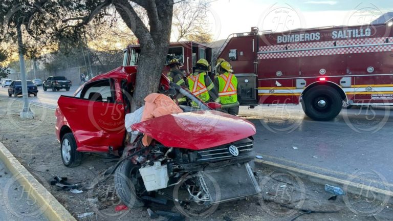 Impacta su vehículo en contra de un árbol en Saltillo; termina prensada