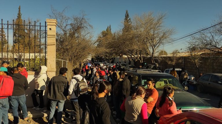 Inconforma larga fila para recibir beca federal en Saltillo   