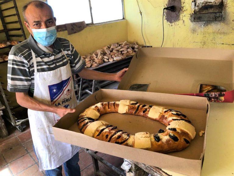 Mantiene panadero saltillense la tradición culinaria de la Rosca de Reyes