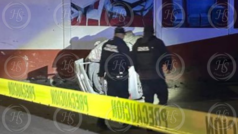 Conductor pierde la vida al impactar su auto en contra de una barda en Saltillo