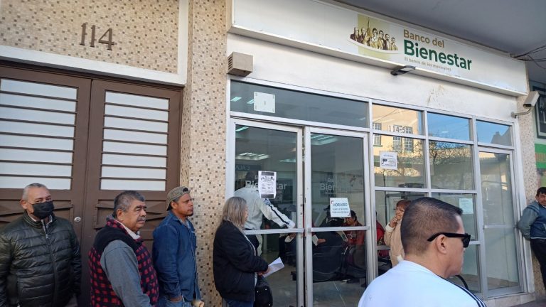 Múltiples irregularidades en las pensiones del bienestar; los bancos le retienen su dinero a los beneficiarios, y en el Banco del Bienestar los cajeros no tienen efectivo
