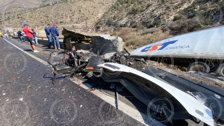 ¡Otra vez en Los Chorros! Vuelca tráiler al circular a exceso de velocidad