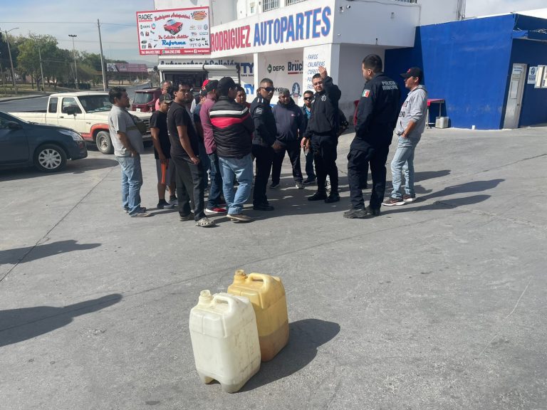 Se manifiestan taxistas contra gasolinera de Saltillo por fraude en servicio 