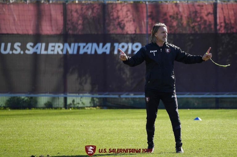 Salernitana recontrata a DT que despidió hace dos días